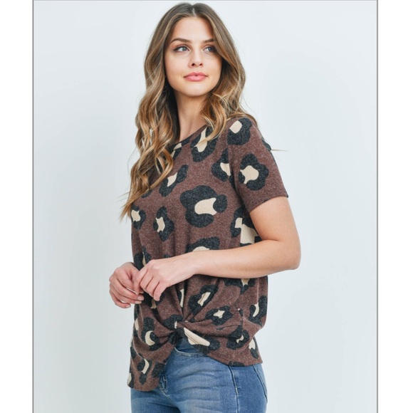 Mocha Leopard Print Short Sleeve Side Knotted Hem Top - Picture 3 of 6